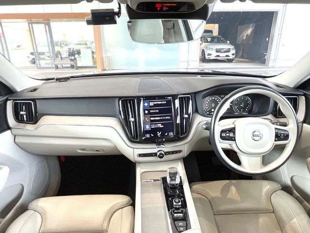 XC60B5 AWD インスクリプション 4WD