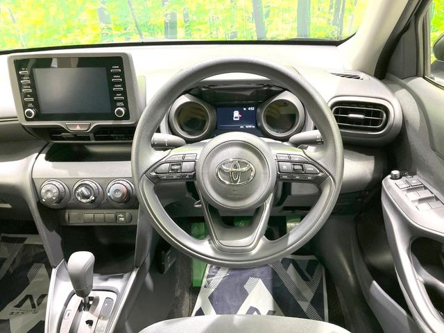 �C���e���A�ɍ��킹���f�U�C���̃X�e�A�����O�́A�^�]�������̂��Ƃ��l���A�^�]���₷���`��A�傫���ł��B�����x�A���ۂɐG���Ă��m���߂��������B