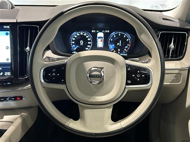 XC60B5 AWD インスクリプション 4WD