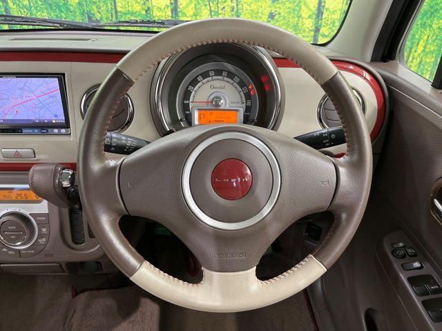 �C���e���A�ɍ��킹���f�U�C���̃X�e�A�����O�́A�^�]�������̂��Ƃ��l���A�^�]���₷���`��A�傫���ł��B�����x�A���ۂɐG���Ă��m���߂��������B