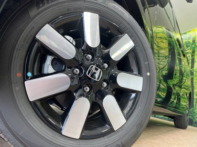 �y����15�C���`�A���~�z�C�[���z�O�ςɃ}�b�`���������A���~�z�C�[���𑕒����Ă���܂��B�e��ЊO�A���~�z�C�[����A�X�^�b�h���X�^�C�����戵�����Ă���܂��B���񂲑��k����������