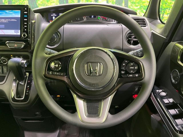 �C���e���A�ɍ��킹���f�U�C���̃X�e�A�����O�́A�^�]�������̂��Ƃ��l���A�^�]���₷���`��A�傫���ł��B�����x�A���ۂɐG���Ă��m���߂��������B