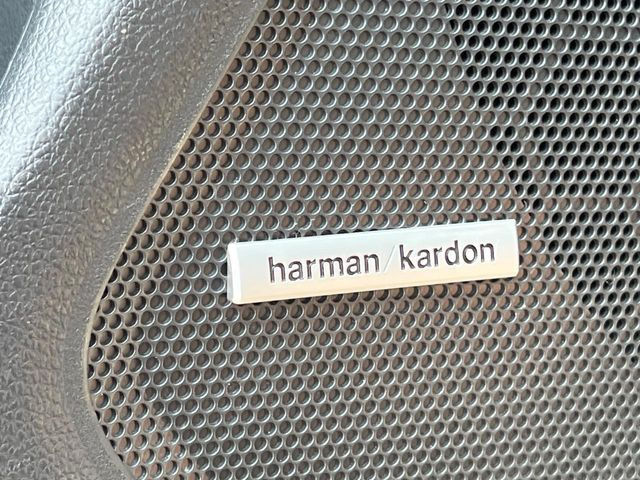 �yHarmon Kardon �z���[�J�[�I�v�V�����̍��i�ʃT�E���h�V�X�e���𓋍ځB��p�̃`���[�j���O���{���ꂽ�召�l�X�ȃX�s�[�J�[����ǎ��ȃT�E���h���t�ł��A�Տꊴ���ӂ�鉹����Ԃ����o���܂��B