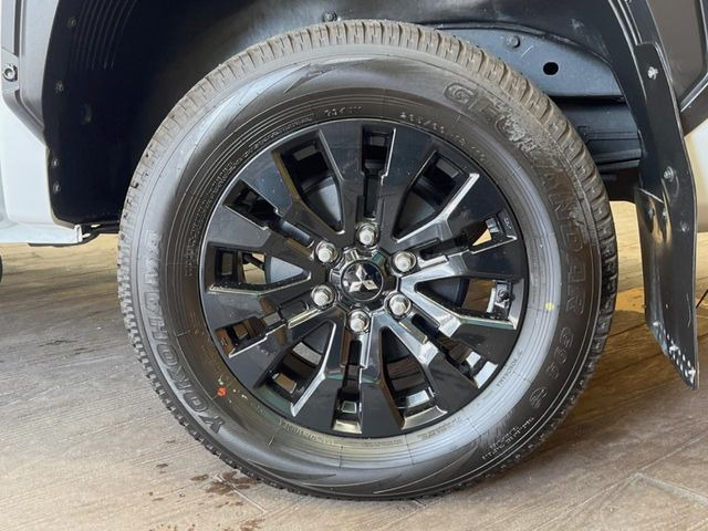 �y����18�C���`�A���~�z�C�[���z�O�ςɃ}�b�`���������A���~�z�C�[���𑕒����Ă���܂��B�e��ЊO�A���~�z�C�[����A�X�^�b�h���X�^�C�����戵�����Ă���܂��B���񂲑��k����������