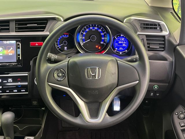 �C���e���A�ɍ��킹���f�U�C���̃X�e�A�����O�́A�^�]�������̂��Ƃ��l���A�^�]���₷���`��A�傫���ł��B�����x�A���ۂɐG���Ă��m���߂��������B