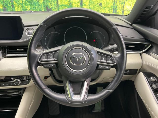 �C���e���A�ɍ��킹���f�U�C���̃X�e�A�����O�́A�^�]�������̂��Ƃ��l���A�^�]���₷���`��A�傫���ł��B�����x�A���ۂɐG���Ă��m���߂��������B
