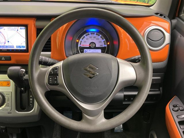 �C���e���A�ɍ��킹���f�U�C���̃X�e�A�����O�́A�^�]�������̂��Ƃ��l���A�^�]���₷���`��A�傫���ł��B�����x�A���ۂɐG���Ă��m���߂��������B