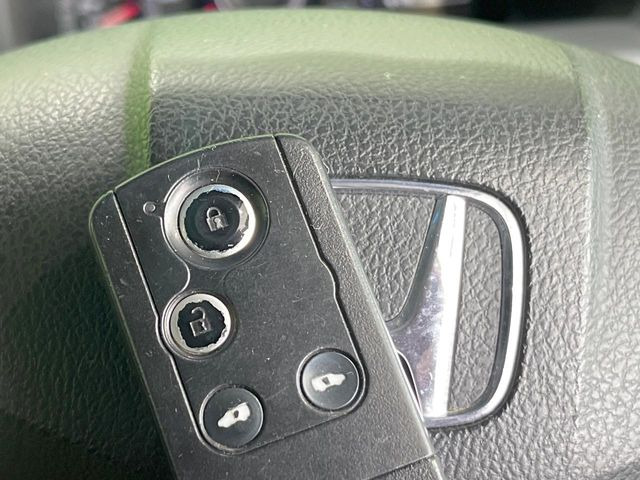�yHonda�X�}�[�g�L�[�z�J�o����|�P�b�g�ɓ��ꂽ�܂܂ł��h�A�̎{���E�������\�ȃX�}�[�g�L�[�𑕔��B�G���W���̃I���E�I�t�����J�M�����o���K�v����������Ƃ��Ă��֗��ł���