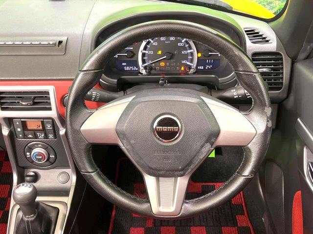 �C���e���A�ɍ��킹���f�U�C���̃X�e�A�����O�́A�^�]�������̂��Ƃ��l���A�^�]���₷���`��A�傫���ł��B�����x�A���ۂɐG���Ă��m���߂��������B