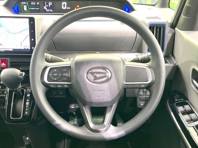 �C���e���A�ɍ��킹���f�U�C���̃X�e�A�����O�́A�^�]�������̂��Ƃ��l���A�^�]���₷���`��A�傫���ł��B�����x�A���ۂɐG���Ă��m���߂��������B