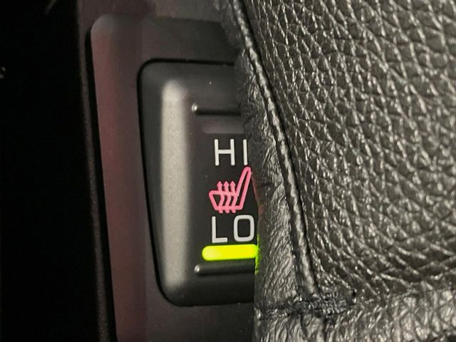 【シートヒーター】寒い日に重宝するシートヒーター!エアコンより早く温まってくれるので寒がりの人も安心ですね♪エアコンの温風は乾燥するから苦手、という方にもをおすすめです。