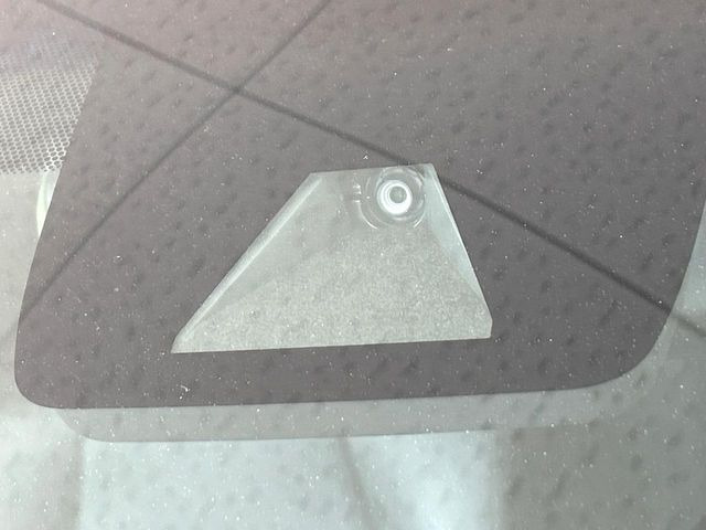 【プリクラッシュセーフティ】前方の車両等を検知し、衝突しそうな時は警報で注意を促し、ブレーキを踏む力をサポート。ブレーキを踏めなかった場合は衝突被害軽減ブレーキが作動、衝突回避をサポートします。