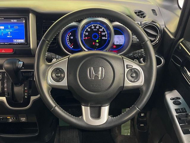 �yHonda�X�}�[�g�L�[�z�J�o����|�P�b�g�ɓ��ꂽ�܂܂ł��h�A�̎{���E�������\�ȃX�}�[�g�L�[�𑕔��B�G���W���̃I���E�I�t�����J�M�����o���K�v����������Ƃ��Ă��֗��ł���
