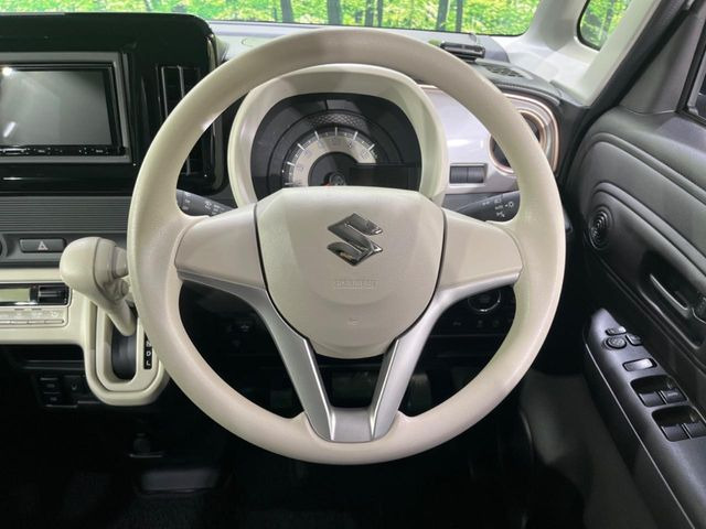 �C���e���A�ɍ��킹���f�U�C���̃X�e�A�����O�́A�^�]�������̂��Ƃ��l���A�^�]���₷���`��A�傫���ł��B�����x�A���ۂɐG���Ă��m���߂��������B