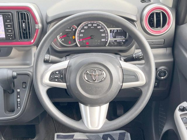 �C���e���A�ɍ��킹���f�U�C���̃X�e�A�����O�́A�^�]�������̂��Ƃ��l���A�^�]���₷���`��A�傫���ł��B�����x�A���ۂɐG���Ă��m���߂��������B