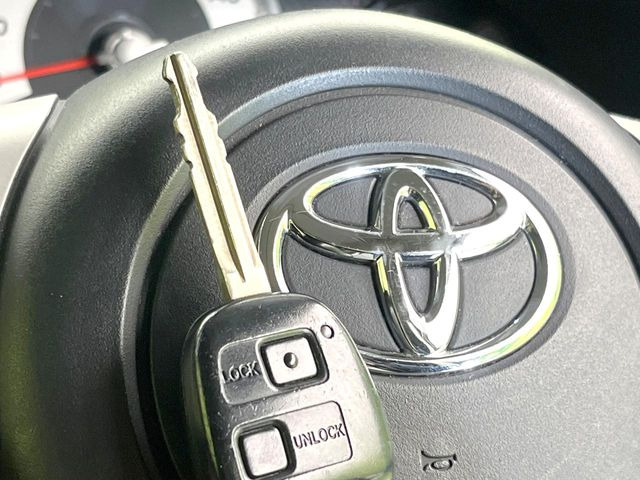 【キーレス】少し離れた場所からでもボタン一つでドアの開錠・施錠ができるのでとっても便利!ドアの鍵穴周りに傷をつけることもありません♪