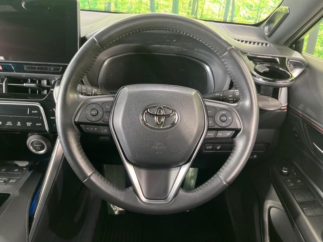 �C���e���A�ɍ��킹���f�U�C���̃X�e�A�����O�́A�^�]�������̂��Ƃ��l���A�^�]���₷���`��A�傫���ł��B�����x�A���ۂɐG���Ă��m���߂��������B