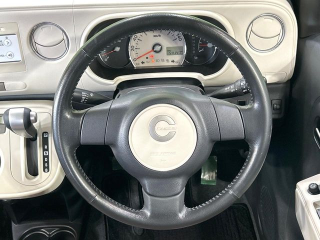 �C���e���A�ɍ��킹���f�U�C���̃X�e�A�����O�́A�^�]�������̂��Ƃ��l���A�^�]���₷���`��A�傫���ł��B�����x�A���ۂɐG���Ă��m���߂��������B