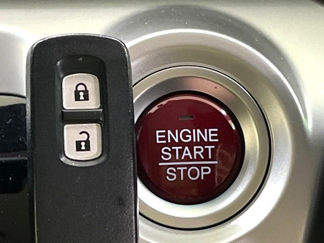 �yHonda�X�}�[�g�L�[�z�J�o����|�P�b�g�ɓ��ꂽ�܂܂ł��h�A�̎{���E�������\�ȃX�}�[�g�L�[�𑕔��B�G���W���̃I���E�I�t�����J�M�����o���K�v����������Ƃ��Ă��֗��ł���