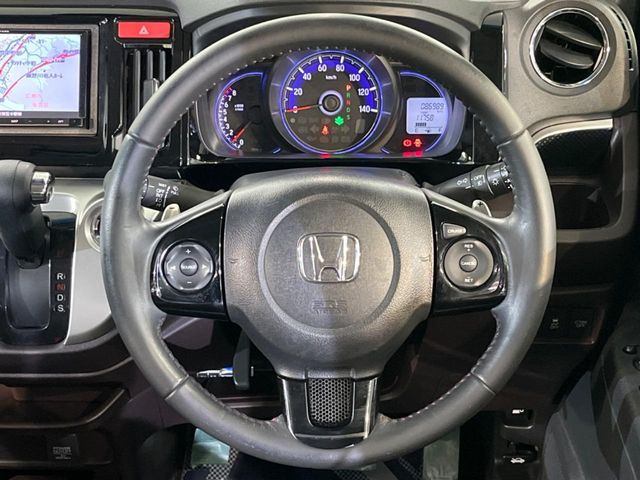 �C���e���A�ɍ��킹���f�U�C���̃X�e�A�����O�́A�^�]�������̂��Ƃ��l���A�^�]���₷���`��A�傫���ł��B�����x�A���ۂɐG���Ă��m���߂��������B