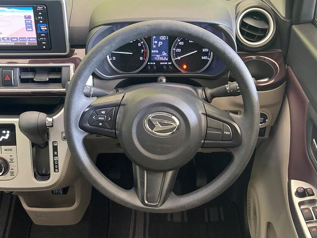 �C���e���A�ɍ��킹���f�U�C���̃X�e�A�����O�́A�^�]�������̂��Ƃ��l���A�^�]���₷���`��A�傫���ł��B�����x�A���ۂɐG���Ă��m���߂��������B
