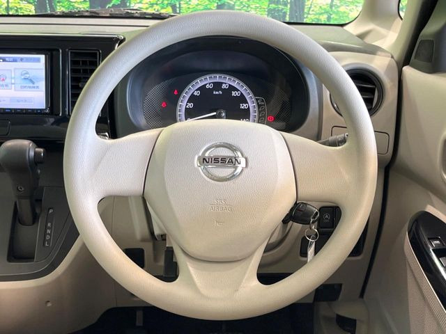 �C���e���A�ɍ��킹���f�U�C���̃X�e�A�����O�́A�^�]�������̂��Ƃ��l���A�^�]���₷���`��A�傫���ł��B�����x�A���ۂɐG���Ă��m���߂��������B
