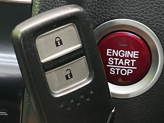 �yHonda�X�}�[�g�L�[�z�J�o����|�P�b�g�ɓ��ꂽ�܂܂ł��h�A�̎{���E�������\�ȃX�}�[�g�L�[�𑕔��B�G���W���̃I���E�I�t�����J�M�����o���K�v����������Ƃ��Ă��֗��ł���