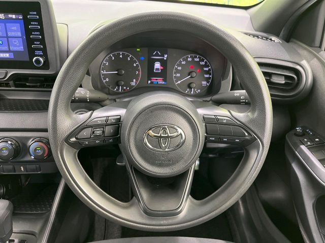 �C���e���A�ɍ��킹���f�U�C���̃X�e�A�����O�́A�^�]�������̂��Ƃ��l���A�^�]���₷���`��A�傫���ł��B�����x�A���ۂɐG���Ă��m���߂��������B