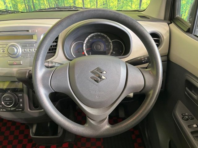 �C���e���A�ɍ��킹���f�U�C���̃X�e�A�����O�́A�^�]�������̂��Ƃ��l���A�^�]���₷���`��A�傫���ł��B�����x�A���ۂɐG���Ă��m���߂��������B