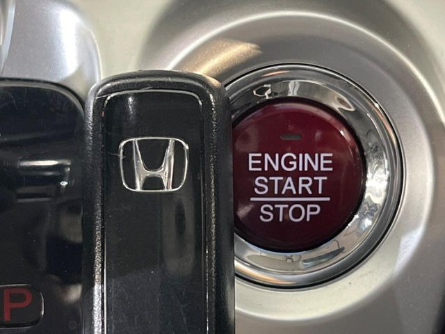 �yHonda�X�}�[�g�L�[�z�J�o����|�P�b�g�ɓ��ꂽ�܂܂ł��h�A�̎{���E�������\�ȃX�}�[�g�L�[�𑕔��B�G���W���̃I���E�I�t�����J�M�����o���K�v����������Ƃ��Ă��֗��ł���