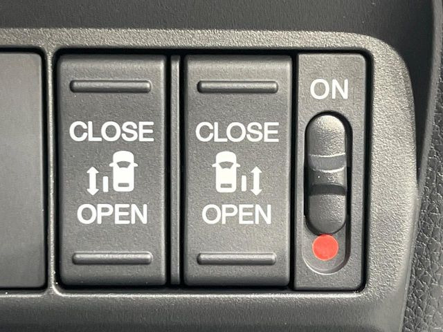 【両側パワースライドドア】スマートキーや運転席のスイッチで後席両側スライドドアの開閉が可能♪電動だから力を入れてドアを開ける必要が無く、小さなお子様でも簡単に開け閉めでき快適です♪