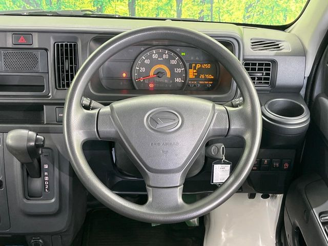 �C���e���A�ɍ��킹���f�U�C���̃X�e�A�����O�́A�^�]�������̂��Ƃ��l���A�^�]���₷���`��A�傫���ł��B�����x�A���ۂɐG���Ă��m���߂��������B