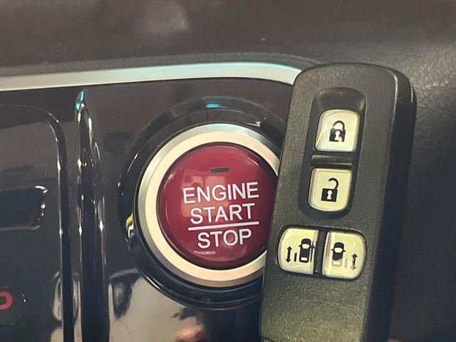 �yHonda�X�}�[�g�L�[�z�J�o����|�P�b�g�ɓ��ꂽ�܂܂ł��h�A�̎{���E�������\�ȃX�}�[�g�L�[�𑕔��B�G���W���̃I���E�I�t�����J�M�����o���K�v����������Ƃ��Ă��֗��ł���