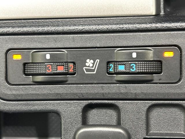 【シートベンチレーション】夏場は涼しい風でお尻や背中の熱やムレを防ぎ、冬はエアコンよりも早く温まってポカポカに!季節を問わず快適に過ごせます。