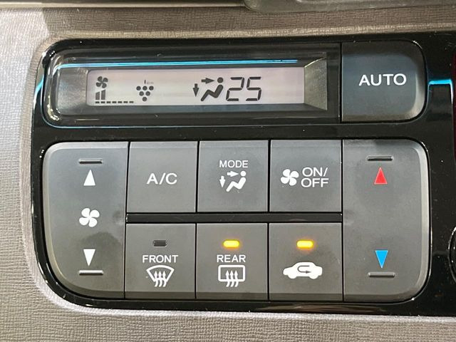【オートエアコン】一度お好みの温度に設定すれば、車内の温度を検知し風量や温度を自動で調整。暑い&hellip;寒い&hellip;と何度もスイッチ操作をする必要はありません。快適な車内空間には必須の機能ですね♪