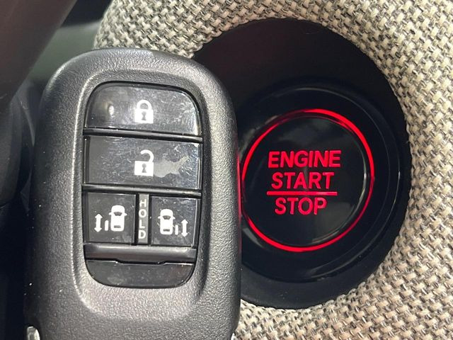 �yHonda�X�}�[�g�L�[�z�J�o����|�P�b�g�ɓ��ꂽ�܂܂ł��h�A�̎{���E�������\�ȃX�}�[�g�L�[�𑕔��B�G���W���̃I���E�I�t�����J�M�����o���K�v����������Ƃ��Ă��֗��ł���