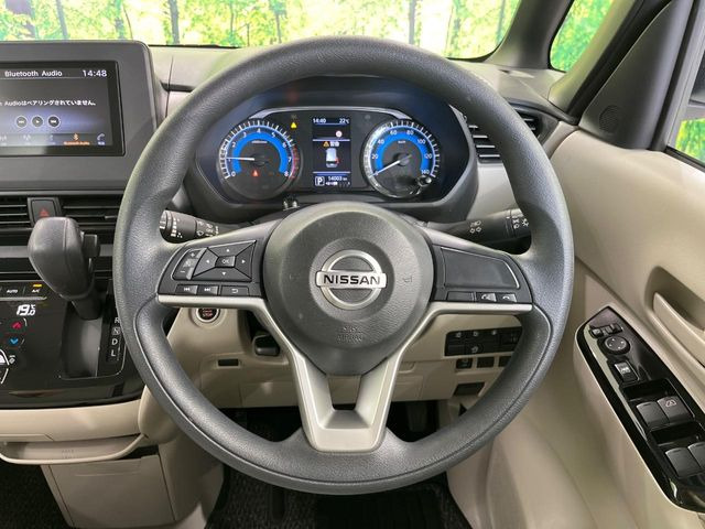 �C���e���A�ɍ��킹���f�U�C���̃X�e�A�����O�́A�^�]�������̂��Ƃ��l���A�^�]���₷���`��A�傫���ł��B�����x�A���ۂɐG���Ă��m���߂��������B