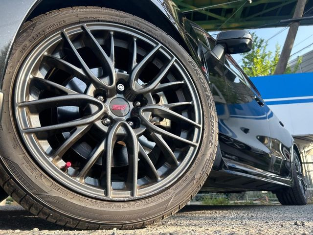 �yWRXSTI����18�C���`�A���~�z�C�[���z�O�ςɃ}�b�`����WRXSTI�����A���~�z�C�[���𑕒����Ă���܂��B�e��ЊO�A���~�z�C�[����A�X�^�b�h���X�^�C�����戵�����Ă���܂��B���񂲑��k����������
