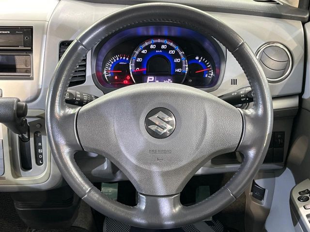 �C���e���A�ɍ��킹���f�U�C���̃X�e�A�����O�́A�^�]�������̂��Ƃ��l���A�^�]���₷���`��A�傫���ł��B�����x�A���ۂɐG���Ă��m���߂��������B