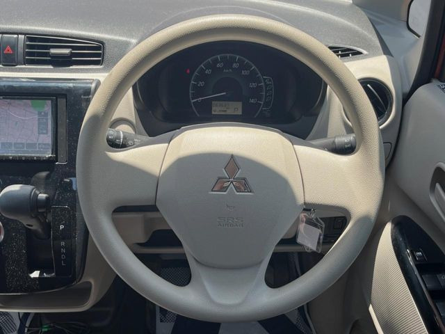 �C���e���A�ɍ��킹���f�U�C���̃X�e�A�����O�́A�^�]�������̂��Ƃ��l���A�^�]���₷���`��A�傫���ł��B�����x�A���ۂɐG���Ă��m���߂��������B