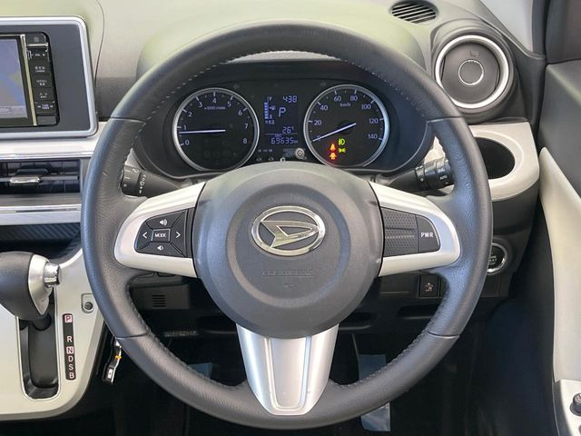 �C���e���A�ɍ��킹���f�U�C���̃X�e�A�����O�́A�^�]�������̂��Ƃ��l���A�^�]���₷���`��A�傫���ł��B�����x�A���ۂɐG���Ă��m���߂��������B