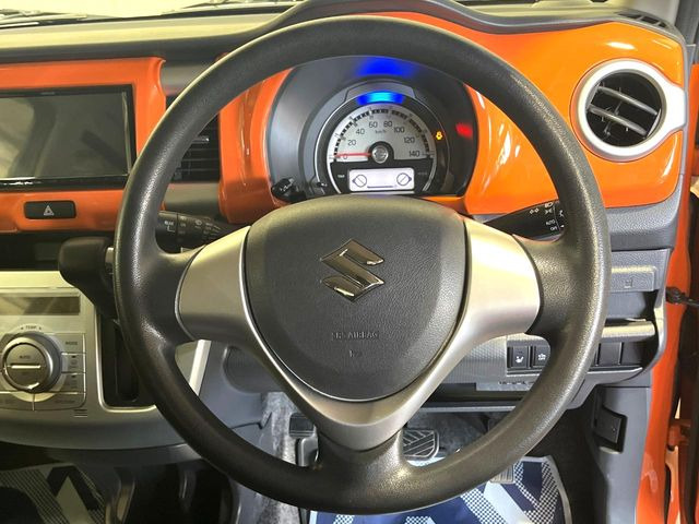�C���e���A�ɍ��킹���f�U�C���̃X�e�A�����O�́A�^�]�������̂��Ƃ��l���A�^�]���₷���`��A�傫���ł��B�����x�A���ۂɐG���Ă��m���߂��������B