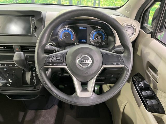 �C���e���A�ɍ��킹���f�U�C���̃X�e�A�����O�́A�^�]�������̂��Ƃ��l���A�^�]���₷���`��A�傫���ł��B�����x�A���ۂɐG���Ă��m���߂��������B