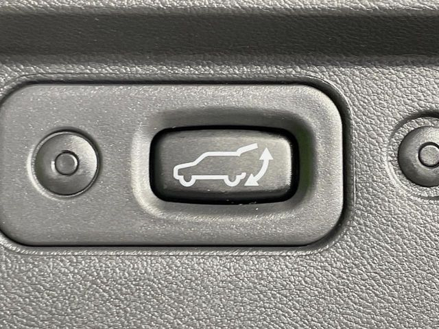 【パワーバックドア】スマートキーや運転席のボタンを押すだけでリアゲートが自動で開閉します!荷物を持っている時や、高い位置にあるバックドアを閉める際に便利な機能です♪