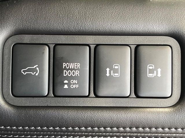 【両側パワースライドドア】スマートキーや運転席のスイッチで後席両側スライドドアの開閉が可能♪電動だから力を入れてドアを開ける必要が無く、小さなお子様でも簡単に開け閉めでき快適です♪