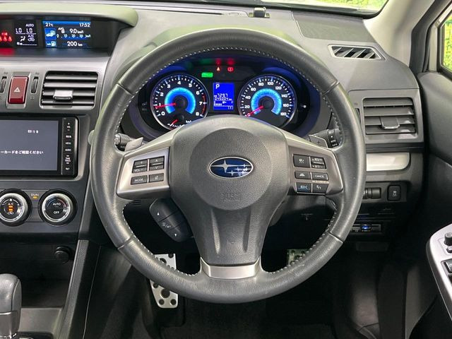 �C���e���A�ɍ��킹���f�U�C���̃X�e�A�����O�́A�^�]�������̂��Ƃ��l���A�^�]���₷���`��A�傫���ł��B�����x�A���ۂɐG���Ă��m���߂��������B