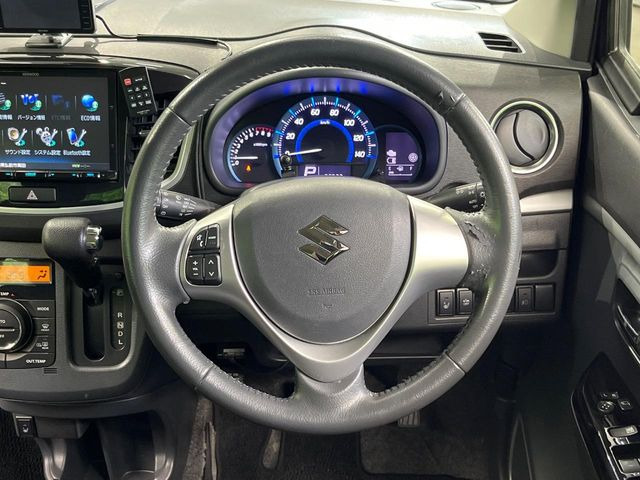 �C���e���A�ɍ��킹���f�U�C���̃X�e�A�����O�́A�^�]�������̂��Ƃ��l���A�^�]���₷���`��A�傫���ł��B�����x�A���ۂɐG���Ă��m���߂��������B