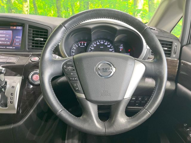 �C���e���A�ɍ��킹���f�U�C���̃X�e�A�����O�́A�^�]�������̂��Ƃ��l���A�^�]���₷���`��A�傫���ł��B�����x�A���ۂɐG���Ă��m���߂��������B