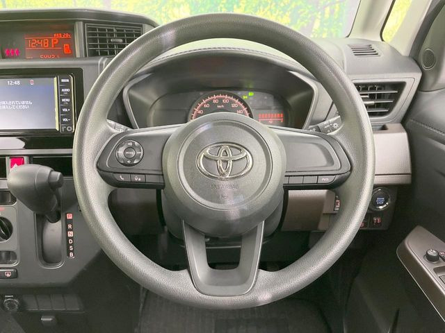 �C���e���A�ɍ��킹���f�U�C���̃X�e�A�����O�́A�^�]�������̂��Ƃ��l���A�^�]���₷���`��A�傫���ł��B�����x�A���ۂɐG���Ă��m���߂��������B