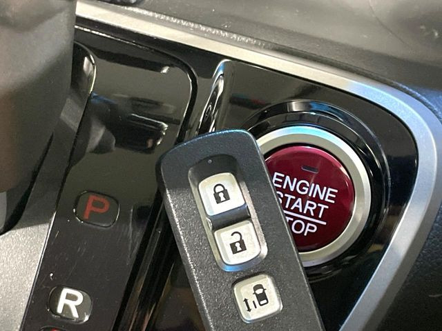 �yHonda�X�}�[�g�L�[�z�J�o����|�P�b�g�ɓ��ꂽ�܂܂ł��h�A�̎{���E�������\�ȃX�}�[�g�L�[�𑕔��B�G���W���̃I���E�I�t�����J�M�����o���K�v����������Ƃ��Ă��֗��ł���